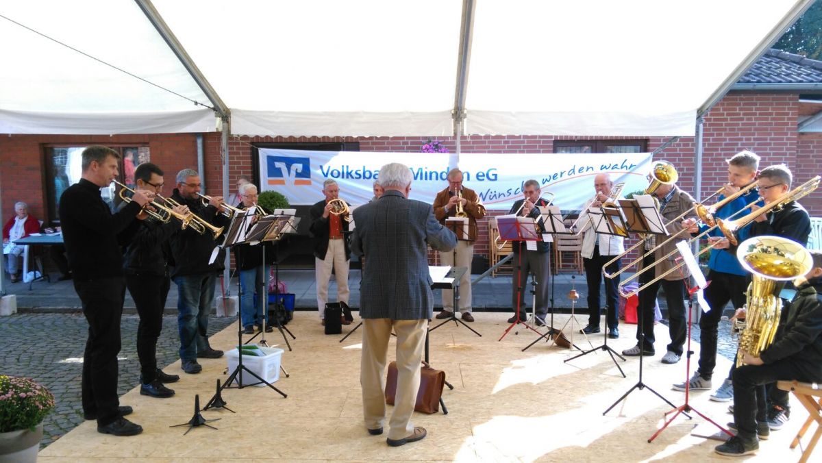Platzkonzert beim Erntedankfest auf Körtings Hof in Veltheim (Oktober 2015) Bild