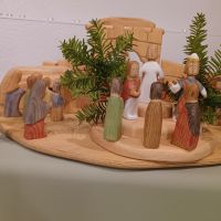 Die Passion Christi mit Holzfiguren in einer Osterkrippe nachgestellt Osterkrippe