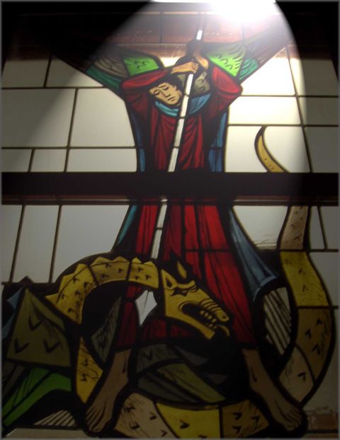 Erzengel Michael im Kampf mit dem Drachen Bild